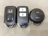 スマートキーを装備しています。鍵を差し込むことなくドアロックの開け閉めと、スタートボタン操作でのエンジンスタートができます。加えて、純正リモコンエンジンスターター用の操作キーもついています。