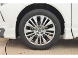 純正なので車に似合うデザインになっていますね。スタッドレスタイヤもご相談下さい。