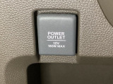 アクセサリーソケットはUSBのアダプターなどをつければ、スマホの充電にも使えます。周辺には物が置けるボックスがついています。