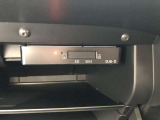 日産純正ドライブレコーダーは前方に加え、室内〜後側方を撮影するタイプ。ナビ画面でも操作可能。wifiでスマホからも。