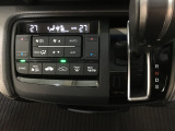 オートエアコンは左右席で独立温度コントロールが可能です。運転席はキンキンに冷やして助手席はマイルドにと言った設定が可能です。暑さ寒さでケンカすることもなくなりますね。