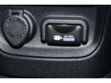 100V・1500W電源を装備。PC等の電気製品に対応し、走行中にも使用できます。アウトドアでも活躍しますし、停電などの非常時には電源としても使える便利な装備です。ラゲージスペースにも装備しています。
