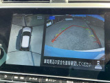 上空から見下ろしているかのような映像をディスプレイに映し出し、スムースな駐車をサポートします。画面は「トップビュー」のほか「サイドブラインドビュー」への切り換えが可能。ますます安心です