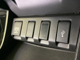 アクセサリーソケットはUSBのアダプターなどをつければ、スマホの充電にも使えます。横にはナビゲーション用の外部入力可能なUSB端子がついており、周辺には物が置けるトレーがついています。