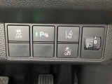 ハンドルの右側にはヘッドライトレベライザーとHondaセンシング用のメインスイッチがついています。ヘッドライトレベライザーは道路状況や積荷の加重に応じてライトの高さを調節できます。