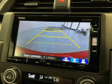 リバースギアに入れるだけで後方の表示へ切り替わります。夜間や雨の日の駐車も楽になりますよ。