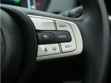 ◆アダプティブクルーズコントロール◆予め設定した車速内でクルマが自動的に加減速。前走車との適切な車間距離を維持しながら追従走行します。【LKAS】車線維持支援システムでステアリング操作を支援。