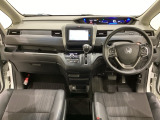 車内は光触媒抗菌消臭施工済です。スタイリッシュなデザインでスポーティなインパネ周りを演出します。グローブボックスやカップホルダーのほかにトレーなどたくさんの収納スペースが付いています。