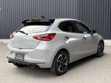 斜め後ろからのラインはコンパクトカーと思えないほどの躍動感が魅力的なMAZDA2です。