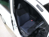 程よい硬さとホールド性が高いシートで長時間運転も快適です。