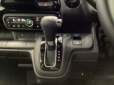 運転席周辺のスマートなレイアウトが、操作のしやすさを実現。快適なドライブをサポートします。手元で操作ができる、電子制御パーキングブレーキ。
