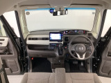 【前方視界】開放的な前方視界!運転がしやすく疲れにくいです♪窓が大きく、見通しがとっても良いおクルマですよ♪