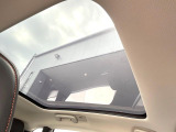 【パノラマガラスルーフ】固定式のガラスルーフで明るい車内空間を演出。日差しの強い日は電動スライドカーテンで調整するなど、季節を問わず開放的なドライブをお楽しみいただけます。