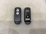 スマートキーを装備しています。鍵を差し込むことなくドアロックの開け閉めと、スタートボタン操作でのエンジンスタートができます。スペアキーも同じものを用意しております。