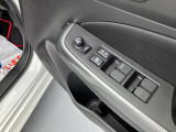 運転席アームレストに、【リモコンドアミラー】【パワーウィンドウ】スイッチあり。手元で操作ラクラク。