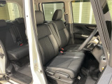 乗降がしやすい運転席。高さが調節できて小柄な方でも運転しやすいポジションをとることができます。