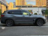 【BMWの伝統-3】BMWのお車は、&ldquo;駆け抜ける歓び&rdquo;を体現しております。走行の安定性とコーナリングの良さを追求し、思い通りにハンドルの操作可能です。