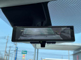 スマートルームミラーも付いています。後方ピラーや荷物、後席に同乗している方や曇りなど視界が遮られた場合でも後方カメラからの映像で安全確認をすることができます。