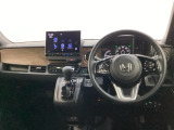 車内は光触媒抗菌消臭施工済です。スタイリッシュなデザインで暖かみのあるインパネ周りを演出します。グローブボックスやカップホルダーのほかにトレーなどたくさんの収納スペースが装備されています。