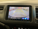 リバースギアに入れるだけで後方の表示へ切り替わります。夜間や雨の日の駐車も楽になりますよ。