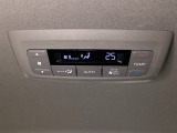 ルーフ中央にエアコン操作パネルがついていますので、2列目・3列目にお乗りの方も快適に過ごせます。