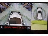 さらに、左右側面カメラも装備しています。駐車枠や隣のクルマなど周囲との位置関係がよくわかり、駐車しやすいですよ。運転席からは目視できない助手席側の側面も見えますので、路肩に幅寄せする際なども安心です。