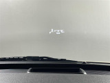 【ヘッドアップディスプレイ(HUD)】フロントウインドウガラスに走行情報を投影します。運転中の目線と重なるように表示されるので、少ない視線移動で速度が確認できるので、 ドライビングに集中できます!