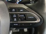 ステアリングには運転中でも簡単に操作できる各種スイッチついてます