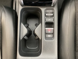 停車中にブレーキペダルを踏み続けなくてもブレーキ保持ができるオートマチックブレーキホールド機能もついております。運転席からも助手席からも自由に使えるドリンクホルダー付。
