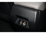 後部座席にもUSB出力電源を装備。後席に座るご家族や、同乗者の方にも使って頂けます。