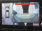 パノラミックビューモニター付きです。車両を上から見たような映像をディスプレイオーディオ画面に表示。運転席からの目視だけでは見にくい、車両周辺の状況をリアルタイムでしっかり確認できます。