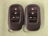 スマートキーを装備しています。鍵を差し込むことなくドアロックの開け閉めと、スタートボタン操作でのエンジンスタートができます。ボタン操作でトランクが開けられる電動テールゲートのボタンもついています。
