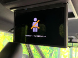 【14型有機ELフリップダウン】三列目からでも迫力のエンタメが観れる大画面フリップダウン。有機ELのモニターでは、一般的なフリップダウンよりも高コントラストでキレイな映像を楽しめます。
