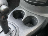 後席用のドリンクホルダー付き折りたたみ式のパーソナルテーブルが付いてます。