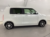 【オートリトラミラー】ドアロックに連動してドアミラーを自動で格納。クルマから離れていてもドアミラーを見るだけでドアの施錠状態が確認できます。