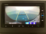 バックでの車庫入れも安心です! リアカメラが付いているバックモニター付のナビを装備しております。操作線もついており距離感も画面から確認できます。