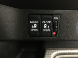 両側電動スライドドア。荷物で手が塞がる時など簡単にドアの開閉が出来ます。何より力いらずで開閉OK。女性やお年寄りにも優しい。電動機能はOFFにもできますから元気なお子様の駆け出しも安心。