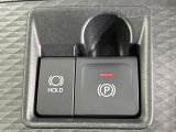 【電動パーキングブレーキ】パーキングブレーキは便利な電動式!ボタン一つで操作でき、アクセルを踏めば自動で解除されます♪レバーやペダルが無いので運転席廻りもすっきりしますね♪