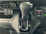 オートマチックシフトレバーは、手になじみ操作しやすい形状で安全運転にもつながります♪
