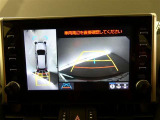 【全周囲モニター】車を上空から見下ろしたような映像をカーナビ画面に映し出し、車庫入れや縦列駐車をサポートしてくれます。