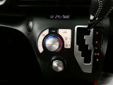 オートエアコンは、常にお好みの温度に調整ができ車内を快適な空間に保ってくれます。