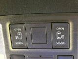 【両側パワースライドドア】スマートキーや運転席のスイッチで後席両側スライドドアの開閉が可能♪電動だから力を入れてドアを開ける必要が無く、小さなお子様でも簡単に開け閉めでき快適です♪