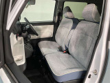 助手席側から見た車内の画像です。使い勝手の良い装備が整う上質な空間が広がっています。シートも快適で乗る人に安心感を与えます。