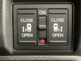 【両側パワースライドドア】両側がパワースライドドアになっており、運転席のスイッチやスマートキーでも開閉が可能です!開口部も広いので乗り降りも楽々♪