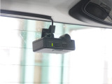 この車にはリアにもドライブレコーダーを装備しております◆映像・音声などを記録する自動車用の装置です。 もしもの事故の際の記録はもちろん、旅行の際の思い出としてドライブの映像を楽しむことができます。