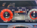 エマージェンシーブレーキは前方の車両や歩行者との衝突回避をサポートします。車両や歩行者と衝突の恐れがある時に警報とブレーキにより、運転者の衝突回避操作を支援します。