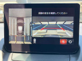 360度ビューカメラを搭載。4方の小型カメラの映像を処理し、車両真上からの映像に変換しています。