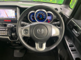 インテリアに合わせたデザインのステアリングは、運転される方のことも考え、運転しやすい形状、大きさです。是非一度、実際に触ってお確かめください。