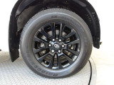 グレード専用のブラック塗装が施された純正18インチアルミ!タイヤサイズは265/60R18です