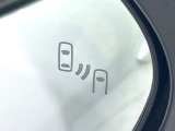 【ブラインドスポットモニター】走行中、ドアミラーの死角になりやすい箇所に後続車が接近するとサイドミラーのレンズに警告を表示!ドライバーに注意喚起をしてくれます。